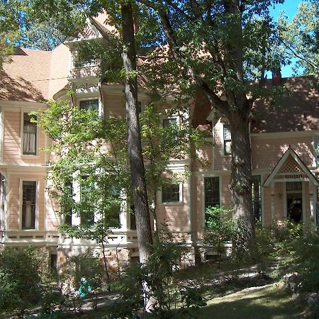 هوت سبرنغز 1884 Wildwood Bed And Breakfast Inn المظهر الخارجي الصورة